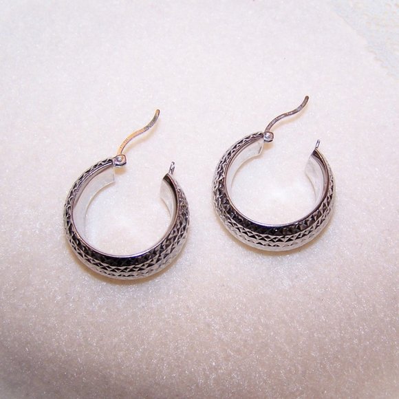 Sterling Silver Textured 1" Hoop Earrings - Made in Thailand - Picture 6 of 7